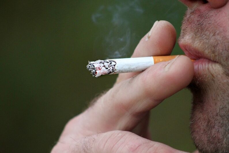 Rauchen ist ein Faktor bei der Entstehung einer erektilen Dysfunktion. 