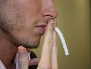 Ein Mann, der raucht, läuft Gefahr, Potenzprobleme zu entwickeln